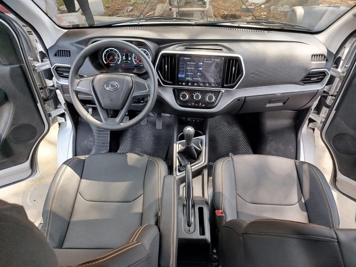 Khoang nội thất trên Tera V6